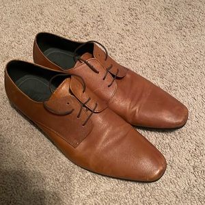 Brown dress shoes. Size 8. Worn right around 5 times. In good condition.